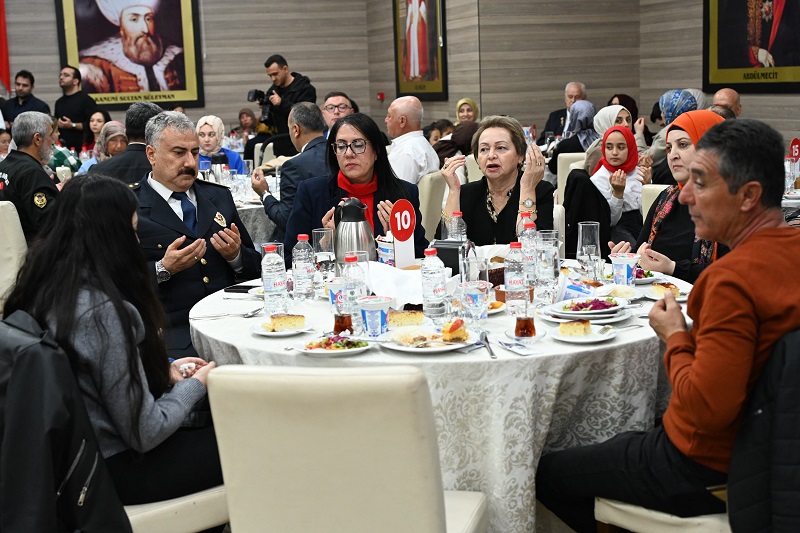 İl Emniyet Müdürümüz Sn.Fahri AKTAŞ ve Eşi Sn.Nuray AKTAŞ Çanakkale Zaferi'nin 110. Yıl Dönümü Münasebetiyle Düzenlenen İftar Yemeğine Katıldı