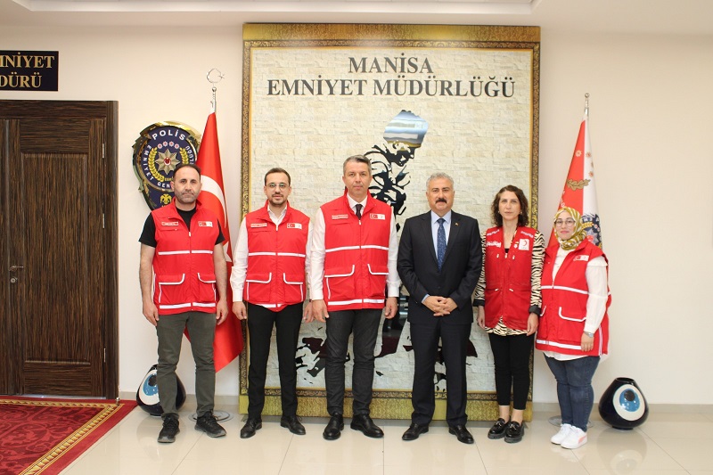 Manisa Kızılay Şube Müdürü Sn. Öner GÜRSEL ve Beraberindeki Heyet, İl Emniyet Müdürümüz Sn.Fahri AKTAŞ’ı Makamında Ziyaret Etti